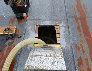 Zateplení stropu zděné budovy s nízkou dvouplášťovou střechou pomocí foukané izolace 